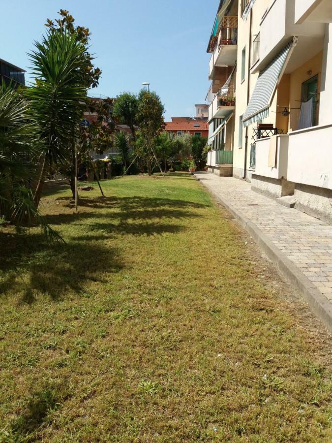 Casa Vacanze Lida Marina Di Carrara Buitenkant foto